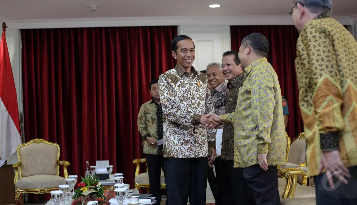 Presiden Joko Widodo menyalami para Pimpinan DPR di Kantor Presiden, Jakarta, Senin (18/5/2015). Kedatangan DPR untuk mengajukan usulan revisi UU No. 1 Tahun 2015 tentang Pemilihan Gubernur, Bupati, dan Wali Kota. (Liputan6.com/Faizal Fanani)