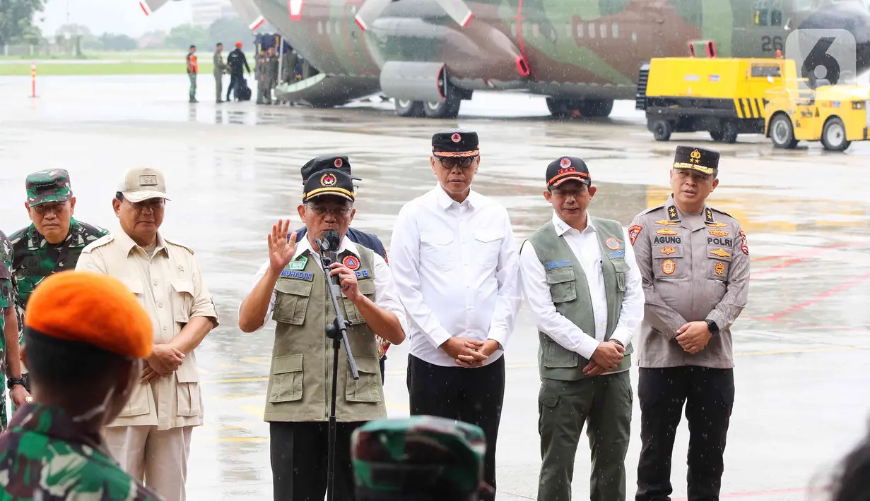 Menteri Koordinator bidang Pembangunan Manusia dan Kebudayaan (Menko PMK) Muhadjir Effendy (tengah), bersama Menteri Pertahanan Prabowo Subianto, Panglima TNI Laksamana TNI Yudo Margono , Menteri Kesehatan Budi Gunadi Sadikin , dan KASAU Marsekal TNI Fadjar Prasetyo melepas misi kemanusian ke Turki di Lanud Halim Perdanakusuma, Jakarta, Sabtu (11/2/2023). (Liputan6.com/Herman Zakharia)