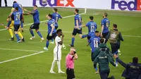 Reaksi pemain Inggris Bukayo Saka usai gagal melepaskan tembakan ke gawang Italia saat adu penalti pada final Euro 2020 di Stadion Wembley, London, Inggris, Minggu (11/7/2021). Italia menang 3-2 lewat adu penalti usai bermain imbang 1-1. (John Sibley/Pool Photo via AP)