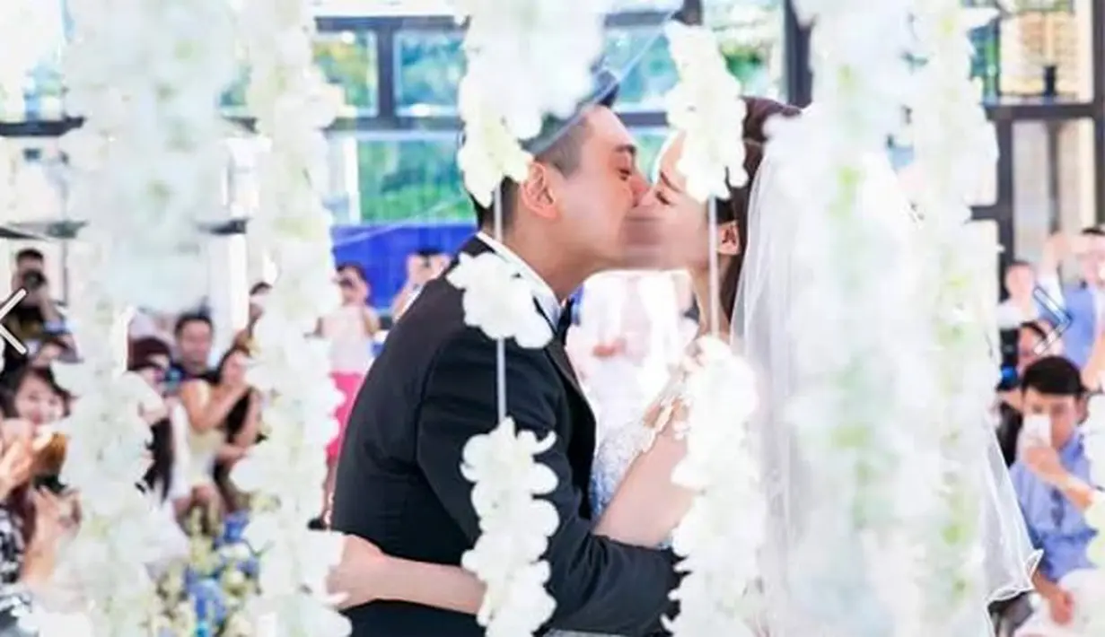 Ken Zhu dan Vivien Han Wenwen menggelar pesta nikah di Bali dengan sangat meriah. Kemeriahan itu terlihat dari postingan foto yang banyak beredar di media sosial. (dok.Facebook)