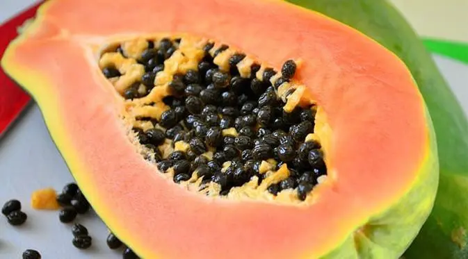 Simak beberapa manfaat biji buah pepaya yang mungkin jarang Anda ketahui berikut ini. (Foto: iStockphoto)