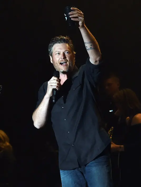 Kisah cinta di antara keduanya memang tak bisa dipastikan. Mengingat belum ada keterangan pasti dan resmi di antara keduanya. Namun belum lama tersiar kabar bahwa Blake melamar Gwen di sebuah acara. (AFP/Bintang.com)