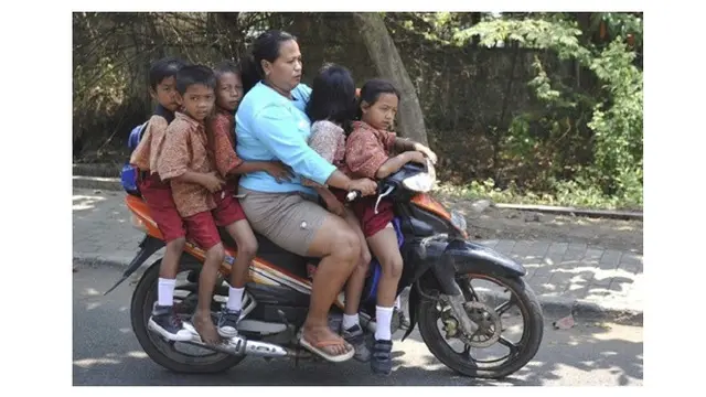 Potret Pengendara Motor Bawa Muatan Banyak Ini Bikin Geleng Geleng