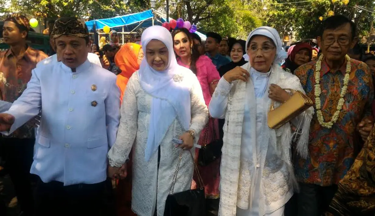 Pasca digelarkan akad nikah, Nani dan Ajip kerap menunjukan kemesraan mereka di hadapan publik. Menyusuri jalan di sekitar lokasi pernikahan, Ajip yang berbaju batik terlihat menggandeng tangan istrinya. (Fathan Rangkuti/Bintang.com)