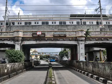 Rangkaian kereta listrik (KRL) melintas di atas Jembatan Kereta Matraman, Jakarta Timur, Senin (10/1/2022). Jembatan Kereta Matraman menjadi satu dari 14 objek yang ditetapkan sebagai cagar budaya oleh Dinas Kebudayan DKI Jakarta. (merdeka.com/Iqbal S. Nugroho)