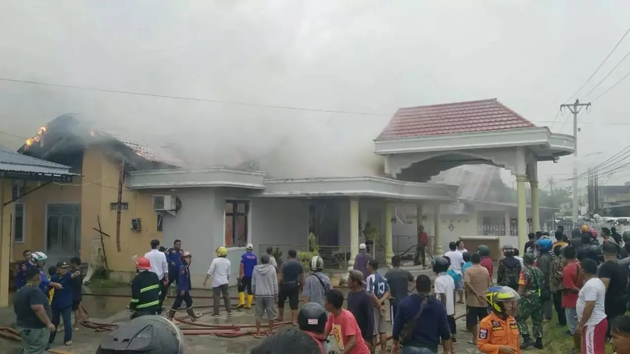 Petugas pemadam kebakaran memadamkan api yang membakar sebuah rumah di Desa Mongolato, Kecamatan Talaga, Kabupaten Gorontalo, Rabu (16/3/2022). Foto: gopos (Arfandi Ibrahim/Liputan6.com)