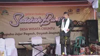 Gubernur Jawa Barat Ridwan Kamil dengan protokol COVID-19 menghadiri upacara adat Sedekah Bumi di Desa Cibuntu, Kecamatan Cigandamekar, Kabupaten Kuningan, Sabtu (17/10/2020). (Foto: Humas Jabar)