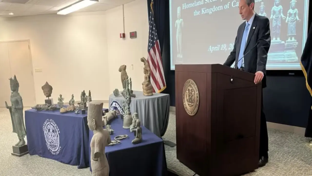 30 barang antik dijarah, dijual atau dipindahkan secara ilegal oleh jaringan pedagang dan penyelundup Amerika dikembalikan ke Indonesia dan Kamboja. (X/HSI New York)