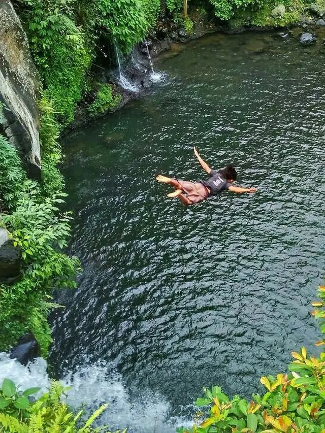 Anggota Cliff Jumping Purwokerto menawarkan pesona curug di eks Karesidenan Banyumas dengan jalan memacu adrenalin, lompat tebing. (Dok. Cliffjump.Pwt, Liputan6.com/Galoeh Widura)