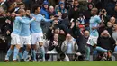 Para pemain Manchester City merayakan gol yang dicetak Sergio Aguero ke gawang Burnley pada laga Premier League di Stadion Etihad, Manchester, Sabtu (21/10/2017). City menang 3-0 atas Burnley. (AFP/Oli Scarff)