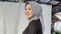 Kesha Ratuliu tampil casual dengan dress hitam dipasukan dengan hijab warna abu-abu. Dok. @kesharatuliu05.