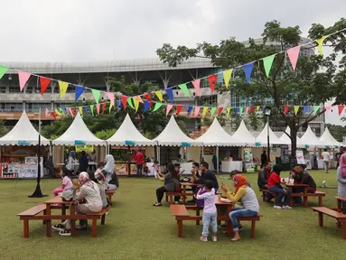 Pengunjung menikmati wisata kuliner pada acara Festival Frontliners pertama di Bintaro, Tangerang Selatan, Minggu (17/12). Festival ini dimeriahkan dengan pertunjukan music dan pameran. (Liputan6.com/Fery Pradolo)