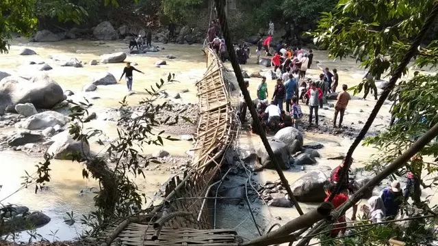 Jembatan gantung di Bogor ambruk, puluhan wisatawan terluka