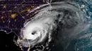 Gambar dari citra stelit NOAA memperlihatkan Badai Dorian saat berada di Kepulauan Bahama pada pukul 11: 20 UTC (6:20 PM), Rabu (4/9/2019). Badai Dorian yang kini mengarah ke Amerika Serikat ini sebelumnya menerjang wilayah Bahama dan mengakibatkan sebanyak tujuh orang meninggal. (HO/NOAA/RAMMB/AFP)