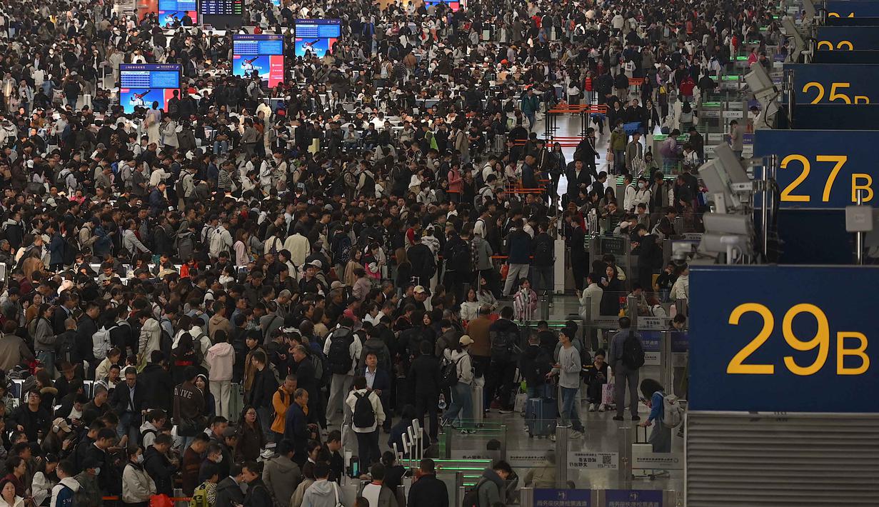 Bagi pekerja di Tiongkok, Hari Buruh seperti berkah tersendiri, di mana pemerintah setempat menetapkan sebagai libur nasional resmi dan cuti bersama untuk mendorong pariwisata dan konsumsi domestik. Tampak dalam foto, para penumpang bersiap menaiki kereta di Stasiun Kereta Api Shanghai Hongqiao, Shanghai, Tiongkok, Kamis 30 April 2026, menjelang libur Hari Buruh yang dimulai pada 1 Mei. (JADE GAO/AFP)