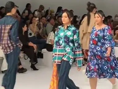 Ariel Noah memiliki anak yang beranjak dewasa bernama Alleia. Alleia saat ini berusia 18 tahun. Ia tertarik dengan dunia fashion. Potretnya jadi model ini curi perhatian warganet yang terpesona akan penampilannya. (Liputan6.com/IG/alleialovers)