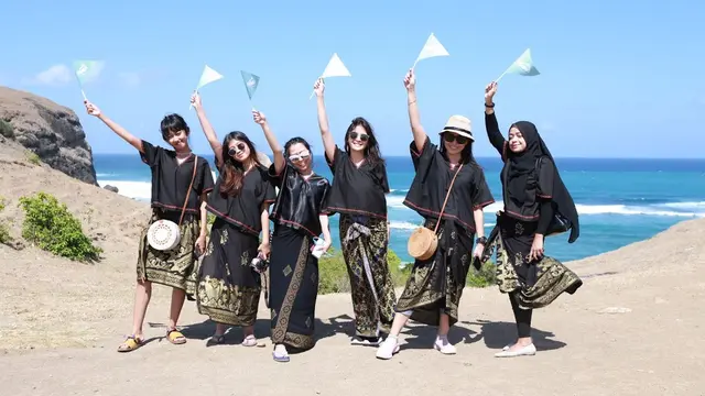 Liburan Bareng Andalan Feminine Care: Mendaki Bukit Merese dan Pound Fit di Pantai Mawun