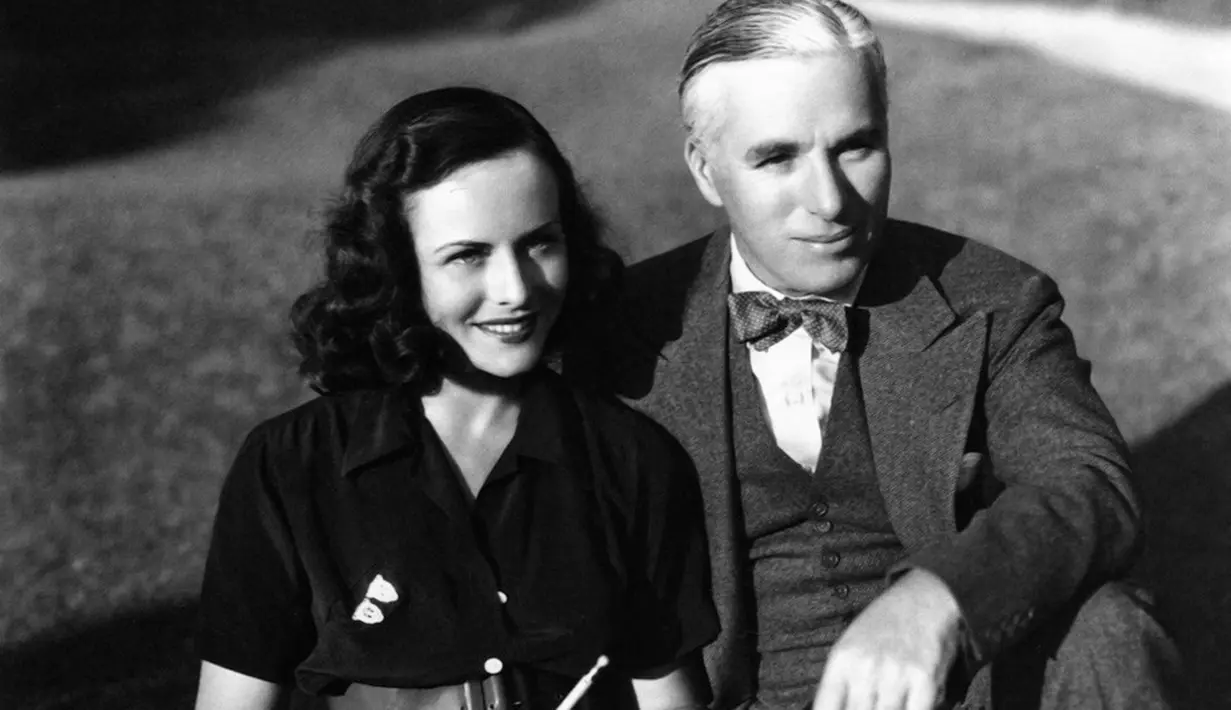 Charlie Chaplin dan Oona O'Neill menikah di tahun 1943 dengan 36 tahun perbedaan usia. Dilansir dari Ranker, Chaplin lahir pada 1889 sementara istrinya 1925. (Motherlode.TV)