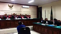 Terdakwa Dahlan Iskan menghadiri sidang lanjutan kasus dugaan korupsi pelepasan aset PT PWU di Pengadilan Tipikor Surabaya. (Liputan6.com/Dian Kurniawan)