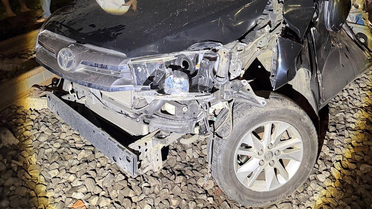 Mobil Innova Ringsek Tertabrak KRL di Bogor, Pengemudi Kabur  #News