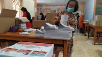 Puluhan orang sudah mulai mengerjakan pelipatan 1.001.874 lemar kertas suara Pilkada Tangerang Selatan (Tangsel), di Gudang KPU setempat, Jalan Buana Kecana, Rawa Buntu, Kecamatan Serpong.
