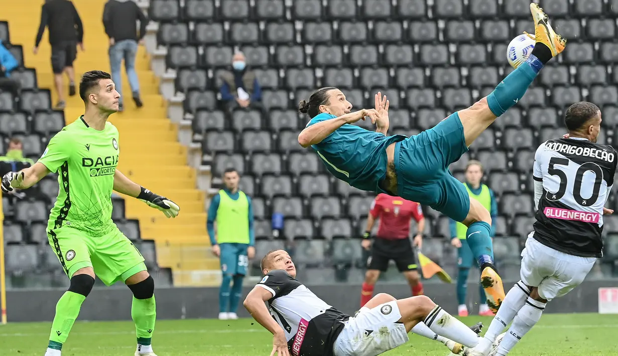 Striker AC Milan, Zlatan Ibrahimovic, mencetak gol dengan tendangan salto ke gawang Udinese pada laga Liga Italia di Stadion Friuli, Minggu (1/11/2020). AC Milan menang dengan skor 2-1. (AFP/Andreas Solaro)
