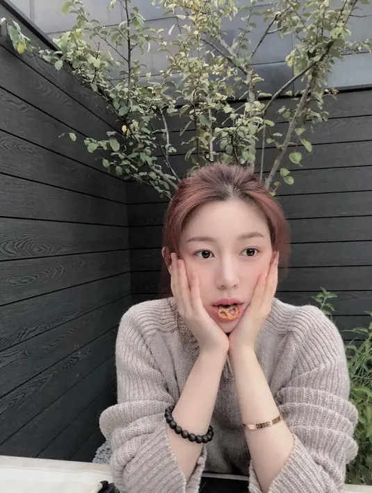 Lee Da In tampaknya sangat suka berfoto dengan konsep candid. Yang menarik dari foto ini adalah gelang silver di lengan kirinya. Katanya, itu merupakan gelang couple dengan Lee Seung Gi. (Foto: Instagram/ xx__dain)