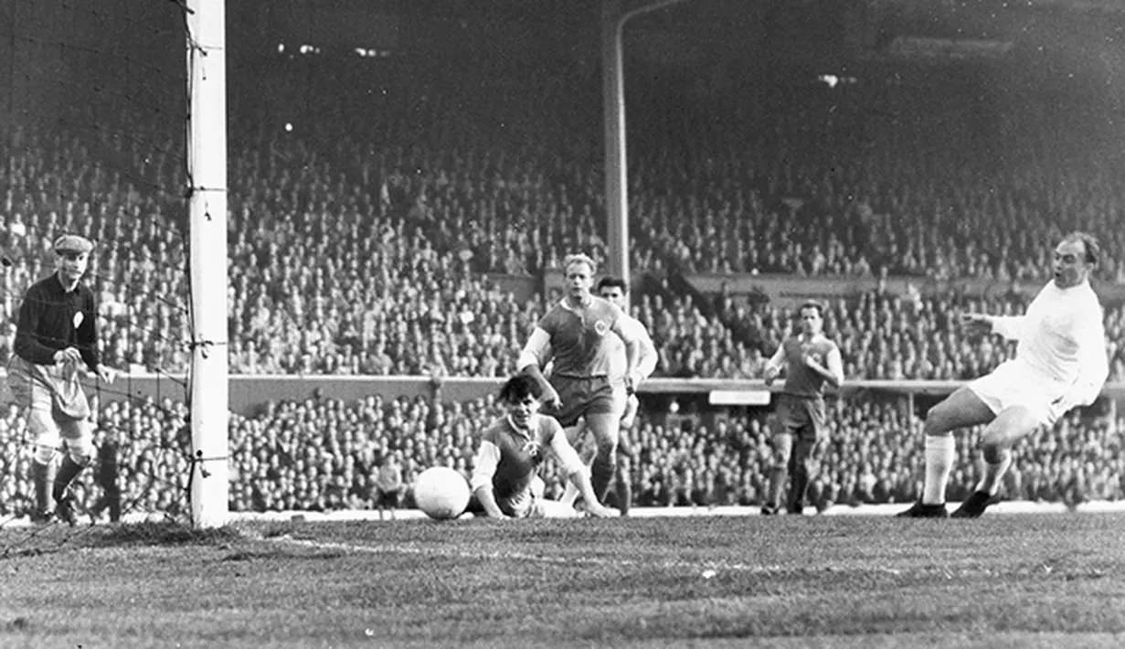 Alfredo Di Stefano (kanan) striker Real Madrid saat mencetak gol pertama pada final Liga Champions 1960 melawan Eintracht Frankfurt di Stadion Hampden Park, Glasgow. (AP/File)