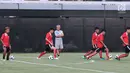 Pelatih timnas Laos, Mike Wong (tengah) memberi arahan pada pemainnya saat latihan resmi di Lapangan B, Kompleks GBK, Jakarta, Kamis (16/8). Laos menantang timnas Indonesia pada lanjutan penyisihan Grup A, Jumat (17/8). (Liputan6.com/Helmi Fithriansyah)