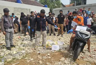 Tersangka Saefullah saat melakukan rekonstruksi pembunuhan mutilasi kepada korban di wilayah Cipayung, Depok. (Liputan6.com/Dicky Agung Prihanto)
