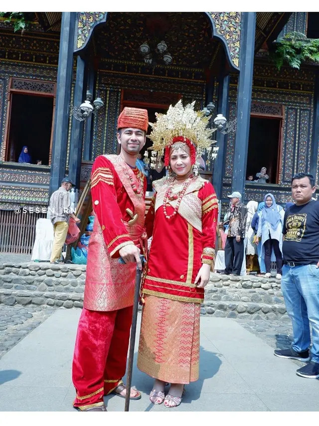 7 Gaya Raffi Ahmad dan Nagita Slavina Saat Kenakan Busana Pengantin Minangkabau