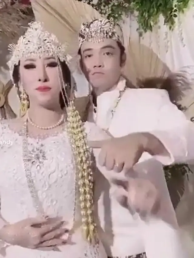 Lepas Status Duda, Ini 6 Potret Pernikahan Sandy Tumiwa dan Henny Mona