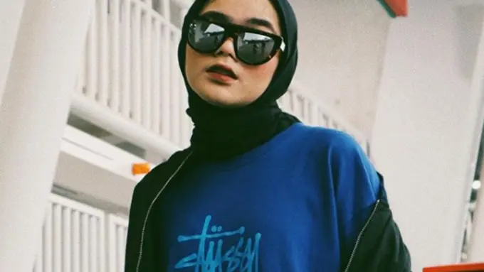 Suka Pakai Hijab Simpel? Perpaduan Makeup Sivia Azizah yang Bold Unik Banget