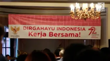 Sekitar 200 warga Indonesia bersama dengan KJRINY memperingati hari kemerdekaan Indonesia dengan upacara di ruang utama KJRI New York. VOA