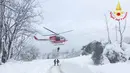 Sebuah helikopter saat mengevakuasi seorang yang berada di hotel Rigopiano setelah diterjang longsor salju, Farindola, Italia (19/1). (AFP Photo/vigili del Fuoco/Handout)