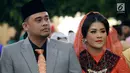 Kahiyang Ayu dan Bobby Nasution pada pesta adat pernikahan mereka di Kompleks BHR-Tasbi, Medan, Jumat (24/11). Kahiyang tampil cantik berbalut kebaya oranye, sedangkan Bobby memakai setelan jas warna abu-abu dipadu peci. (Liputan6.com/Pool/Media Center)