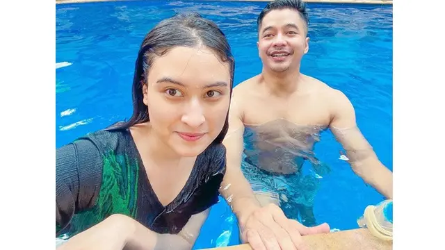 5 Momen Adly Fairuz dan Angbeen Rishi Setelah Menikah, Semakin Lengket