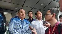 Pengacara dan pengusaha kondang Hotman Paris Hutapea menyambangi kantor Menteri Koordinator Bidang Kemaritiman dan Investasi Luhut Binsar Pandjaitan untuk mengadu mengenai pajak hiburan. (dok: Arief)