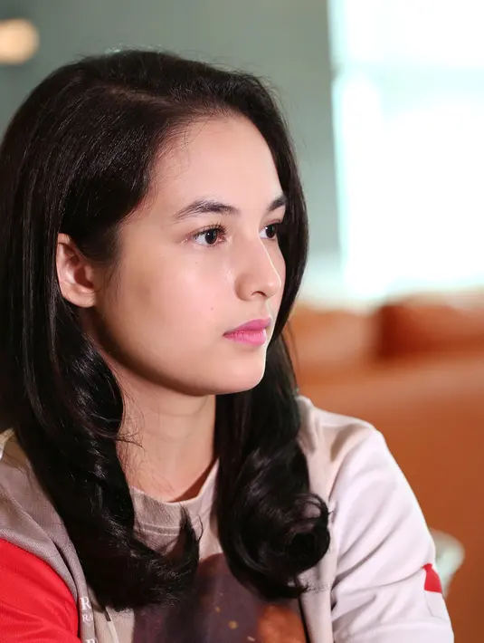Tidak hanya Bu Lies yang merasa heran dengan logat jawa Chelsea Islan. Tapi juga Defri Warmanto yang berperan sebagai pelatihnya dalam film 3 Srikandi. (Galih W. Satria/Bintang.com)