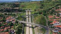 Kementerian PUPR menurunkan tim Ditjen Bina Marga bersama Komite Keselamatan Jembatan dan Terowongan Jalan (KKJTJ) untuk melakukan inspeksi kondisi Terowongan Tol Cisumdawu yang dikabarkan retak akibat gempa Sumedang. (Dok Kementerian PUPR)