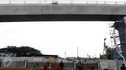 Suasana proyek pembangunan jalur layang MRT di kawasan Lebak Bulus, Jakarta, Sabtu (15/10). Jokowi juga mengharapkan proyek pembangunan MRT tersebut dapat mengurangi kemacetan yang menjadi masalah di Ibukota. (Liputan6.com/Helmi Afandi)