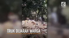 Warga sekitar lokasi kecelakaan, memanfaatkan keadaan.