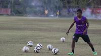 Pemain muda Bali United, Yabes Roni Malaifani melalui inisiatif sendiri menambah porsi latihan pada sela-sela persiapan tim jelang laga kedua Piala Presiden di Lapangan Trisakti, Bali, Selasa (1/9/2015). (Bola.com/Vitalis Yogi Trisna)