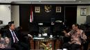 Ketua MPR Zulkifli Hasan (kiri) menerima kunjungan Mahfud MD selaku perwakilan Asosiasi Pengajar HTN dan HAN di Jakarta, Selasa (13/10). Pertemuan itu membahas rencana munas yang akan diadakan Asosiasi Pengajar HTN dan HAN. (Liputan6.com/Johan Tallo)