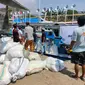 Proses Mengangkut Bantuan Sembako Menggunakan Perahu, Untuk Disalurkan Ke Masyarakat Terdampak Covid-19 Di Pulau Panjang, Kabupaten Serang, banten. (Rabu,06/10/2021).