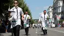 Sejumlah pramusaji beradu ketangkasan dalam Waiters Race ke-21 di Fetes de Geneve, Swiss, 6 Agustus 2017. Peserta diminta unjuk kebolehan menggunakan satu tangan membawa nampan berisi dua gelas dan dua botol penuh air. (Salvatore Di Nolfi/Keystone via AP)