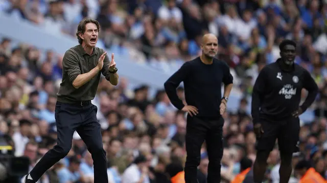 Thomas Frank memberikan instruksi pada skuad Tottenham di laga matchday 1 Premier League 2025/2026 lawan Manchester City di Etihad Stadium, Sabtu (23/08/2025). (AP Photo/Dave Thompson).