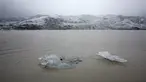 Foto yang diambil 16 Oktober 2015 menunjukkan bongkahan es terapung di perairan Gletser Solheimajokull, Islandia. Pemanasan global menyebabkan gletser Solheimajokull mencair hingga 1 km sejak pengukuran tahunan pada 1931. (AFP PHOTO/POOL/Thibault Camus)