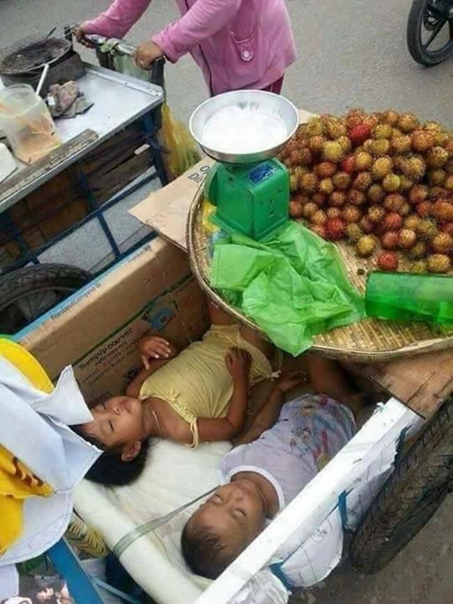 Dua orang anak tertidur di gerobak jualan milik sang ibu/copyright viral4real.com