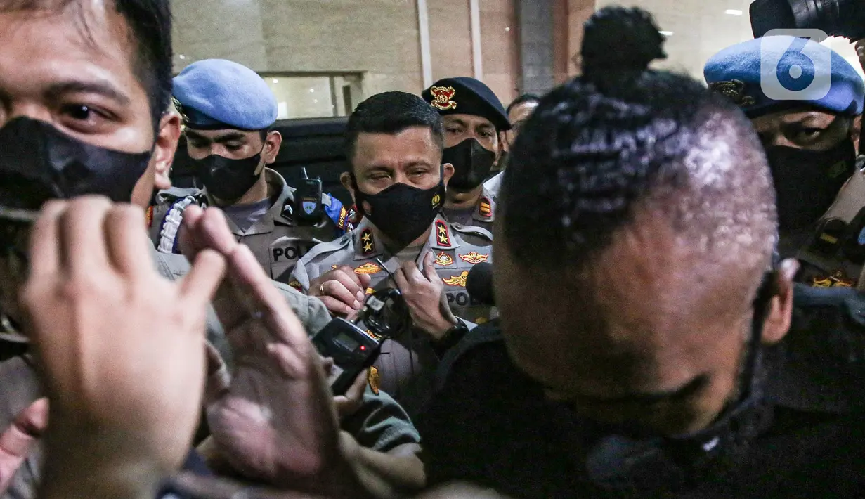 <p>Kadiv Propam Polri nonaktif Irjen Ferdy Sambo memenuhi panggilan tim khusus (timsus) terkait kematian ajudannya, Nofriansyah Yosua Hutabarat atau Brigadir J di Gedung Bareskrim Mabes Polri, Jakarta, Kamis (4/8/2022). Ini merupakan kali pertama Ferdy Sambo terlihat dihadapan media pasca kasus adu tembak sesama anggota kepolisian di rumah dinasnya yang menewaskan Brigadir Nopryansah Yosua Hutabarat atau Brigadir J. (Liputan6.com/Faizal Fanani)</p>